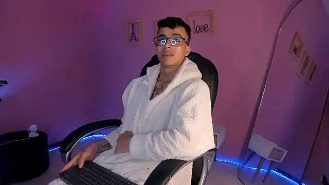 the fenix boy online show from December 2, 1:20 am