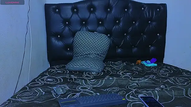 Suarezz10  online show from December 17, 6:53 am