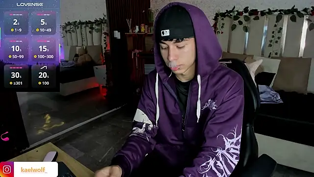 kaelwolf tay online show from February 9, 7:07 pm