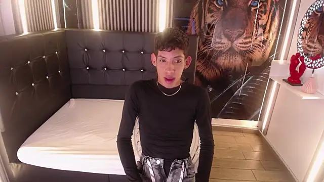 AleJines   online show from December 2, 11:46 am