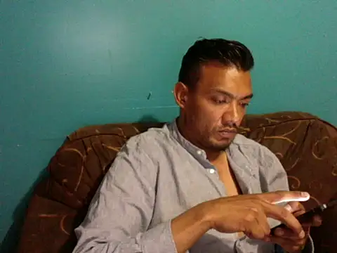latinomoreno95 online show from May 5, 12:23 am