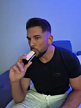 Angelo 33 online show from February 9, 8:35 pm