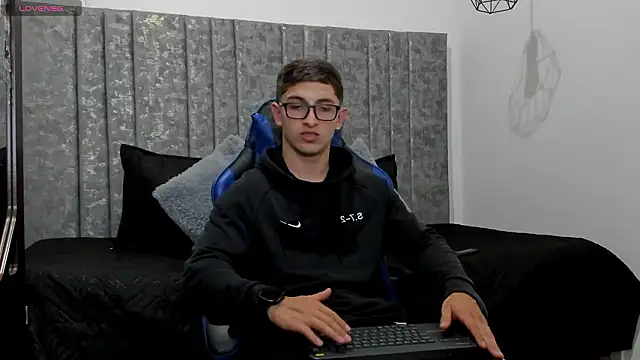 Calvin Hunter online show from March 18, 1:08 am