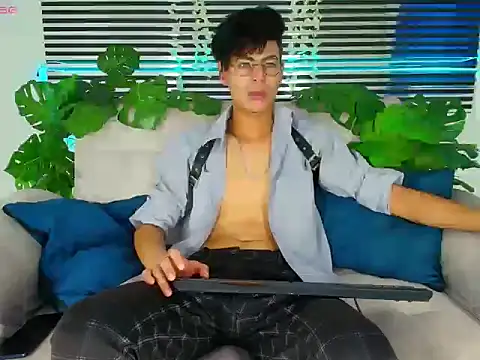 ThiiagoSaeenz online show from March 4, 4:47 pm