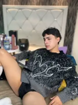 Samu Hott online show from April 7, 8:31 pm