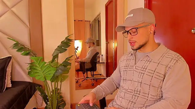 valenssio moretti online show from March 12, 4:09 am