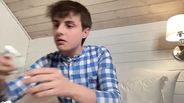 NoahhSkye online show from March 3, 9:32 pm