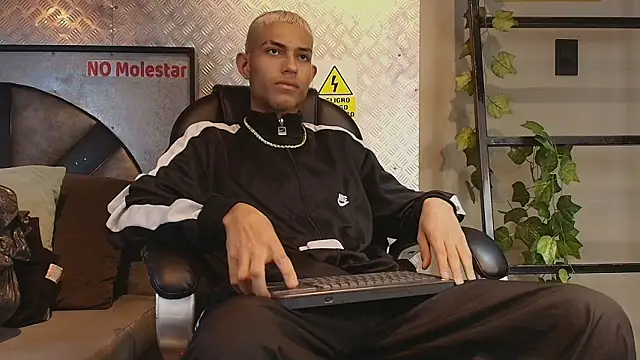 ItsZairen online show from February 17, 4:22 am