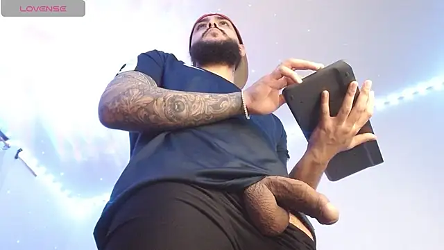 SantiagoHincapiie online show from April 2, 12:08 am