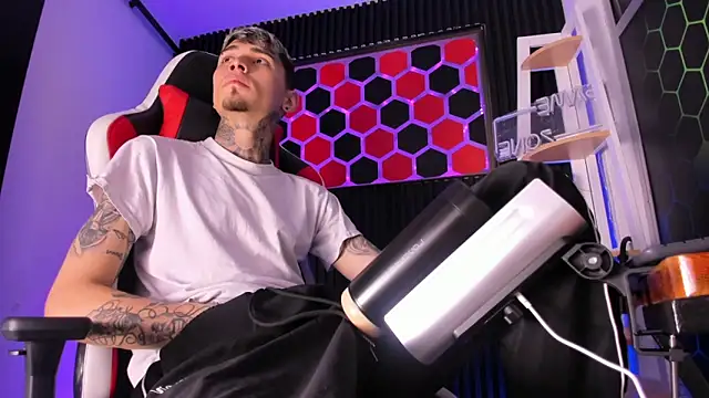 Max Hader  online show from April 7, 4:23 am