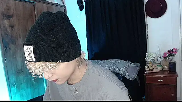 Lucke Ccollins online show from April 1, 12:34 am