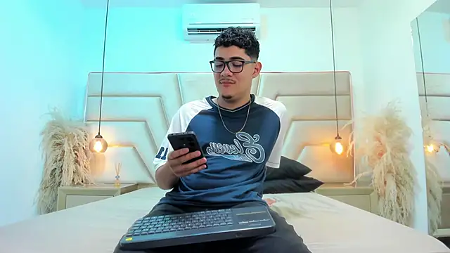 DylanLuxe online show from March 25, 6:28 am