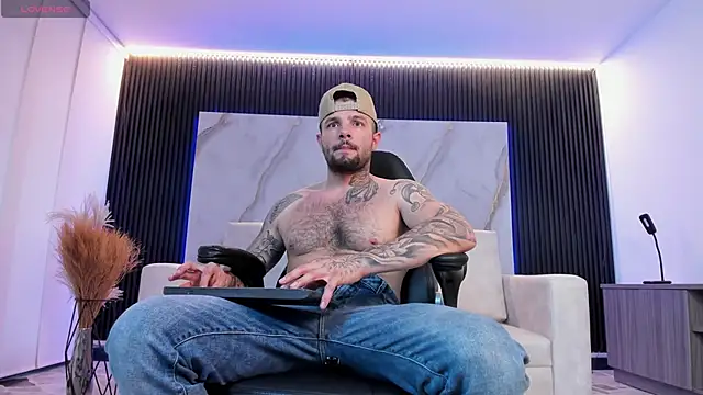 NICK OWEEN26 online show from April 17, 10:56 pm