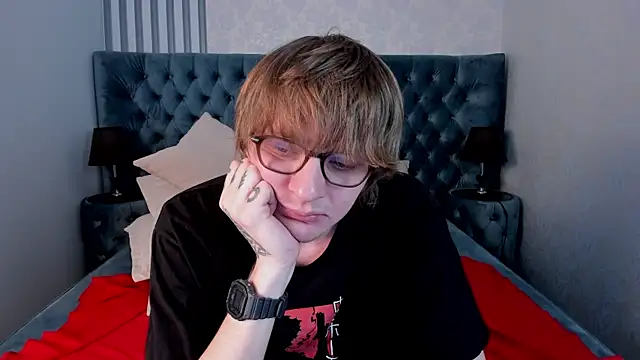 TaylerBev online show from April 23, 7:13 am