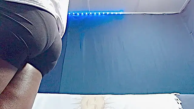 iBreakHeartz online show from October 15, 8:49 pm