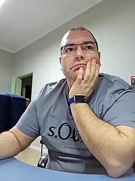 Snapshot of Andrew1900529 chatting on January 21, 6:01 am Andrew1900529 online show from January 21, 6:01 am