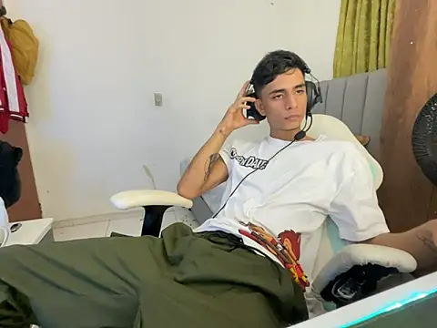 Max TheHorseDick online show from December 30, 2:09 am