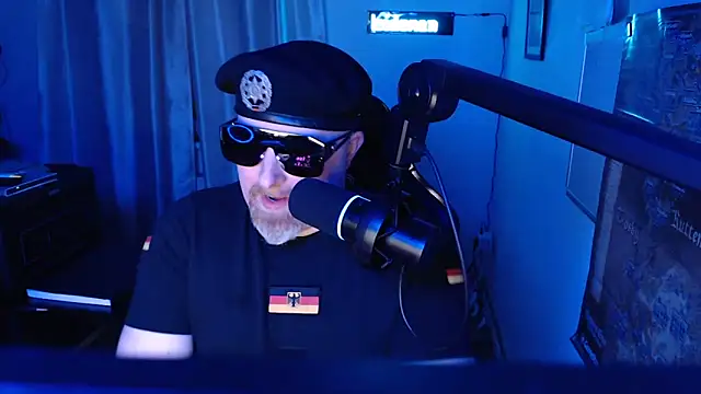 Snapshot of DerPornoPete chatting on March 15, 11:06 pm DerPornoPete online show from March 15, 11:06 pm