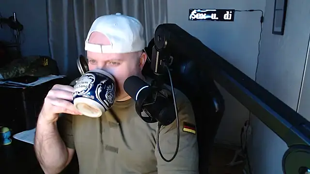 Snapshot of DerPornoPete chatting on December 15, 12:40 am DerPornoPete online show from December 15, 12:40 am