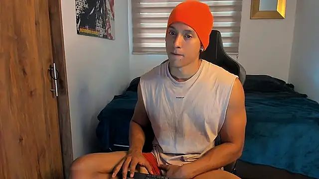 Snapshot of Liam_V chatting on December 11, 11:43 am Liam V online show from December 11, 11:43 am