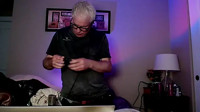 Snarfle82 online show from December 15, 9:34 pm