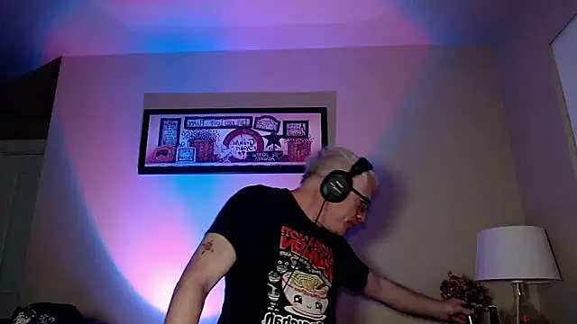 Snarfle82 online show from November 9, 10:52 am