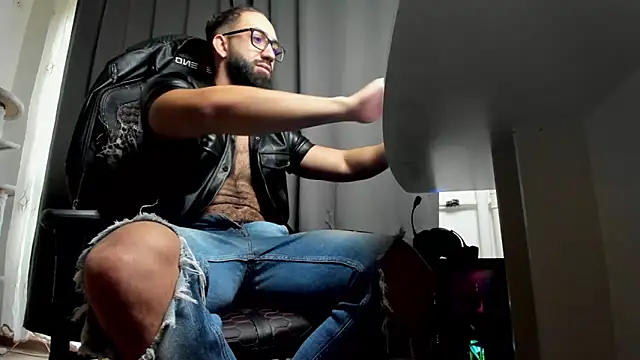 liamaesthetic online show from November 26, 8:39 am