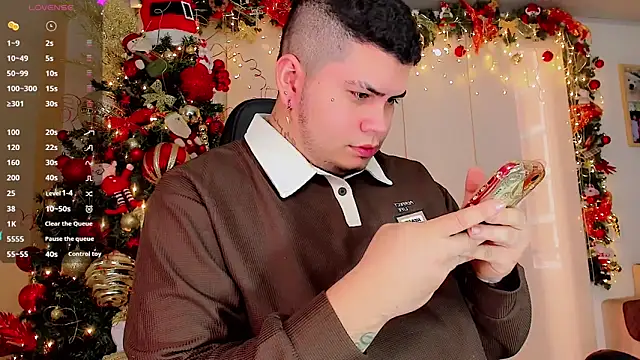 Snapshot of Thomas_chubbyxhot chatting on December 3, 3:33 pm Thomas chubbyxhot online show from December 3, 3:33 pm
