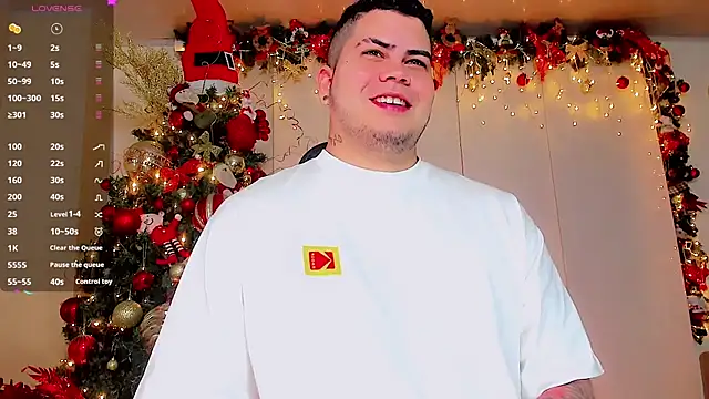 Snapshot of Thomas_chubbyxhot chatting on December 18, 3:15 am Thomas chubbyxhot online show from December 18, 3:15 am