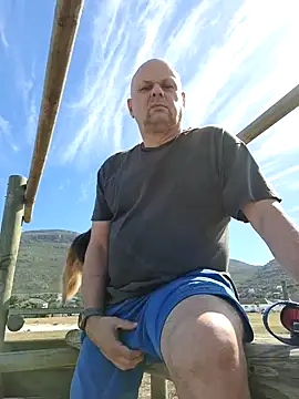 Snapshot of DaddyCumBumZA chatting on December 8, 7:15 am DaddyCumBumZA online show from December 8, 7:15 am