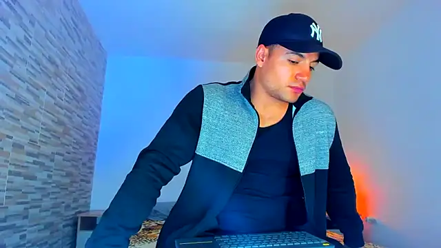 Snapshot of nicolas_herrera chatting on March 8, 3:16 am nicolas herrera online show from March 8, 3:16 am