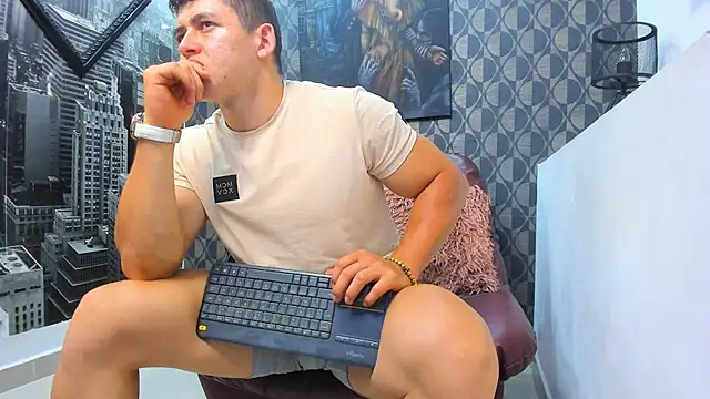 Leonsmoron online show from December 15, 10:51 pm