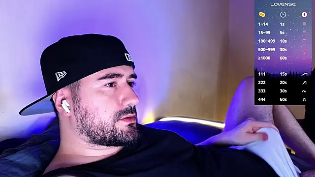 Snapshot of DominantTheo chatting on January 20, 2:32 am DominantTheo online show from January 20, 2:32 am