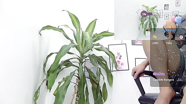 Snapshot of Naughty--asian chatting on December 7, 4:14 pm Naughty--asian online show from December 7, 4:14 pm