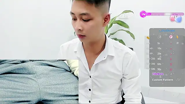 Snapshot of Naughty--asian chatting on December 22, 2:49 pm Naughty--asian online show from December 22, 2:49 pm