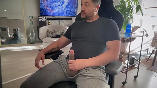 HungandThickLatin online show from December 18, 11:40 pm