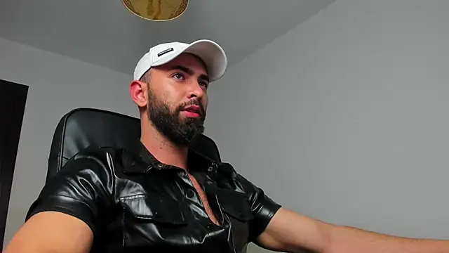 Snapshot of MichaelMasterss chatting on December 9, 10:26 pm MichaelMasterss online show from December 9, 10:26 pm