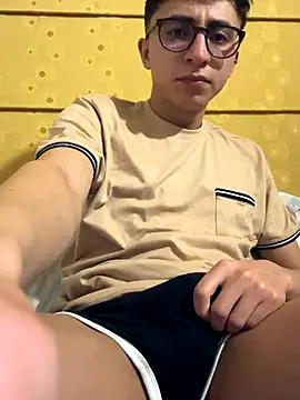 Snapshot of CamiRojas_boy chatting on October 4, 3:55 am CamiRojas boy online show from October 4, 3:55 am