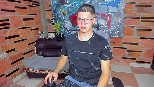 Snapshot of patrik_027 chatting on January 25, 8:10 pm patrik 027 online show from January 25, 8:10 pm