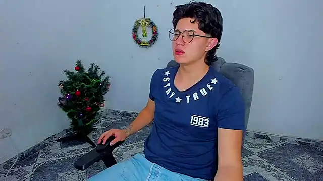 Snapshot of patrik_027 chatting on December 10, 10:05 pm patrik 027 online show from December 10, 10:05 pm