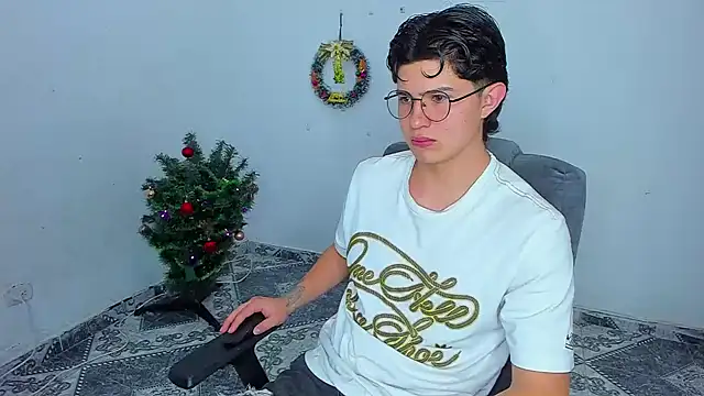 Snapshot of patrik_027 chatting on December 16, 7:32 pm patrik 027 online show from December 16, 7:32 pm