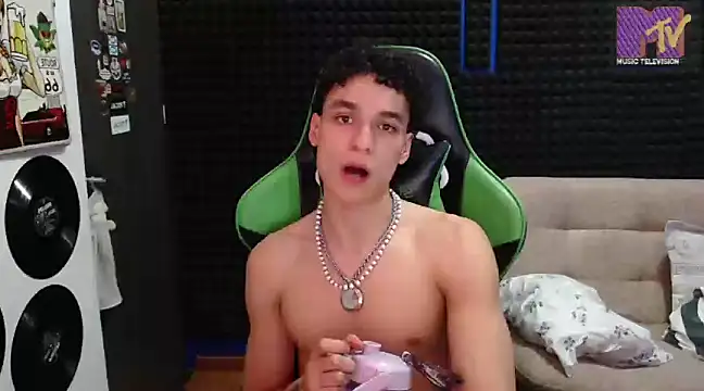 Snapshot of Curly_Angel24 chatting on February 2, 11:21 pm Curly Angel24 online show from February 2, 11:21 pm
