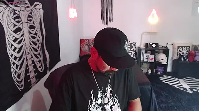 soyelcarlitos  online show from April 22, 9:19 pm