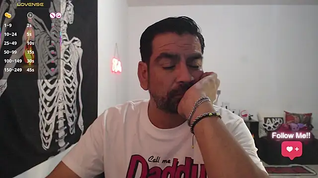 soyelcarlitos  online show from April 3, 4:42 am